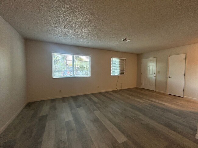 Building Photo - 2 bedroom 1 bathroom House with fenced yar...