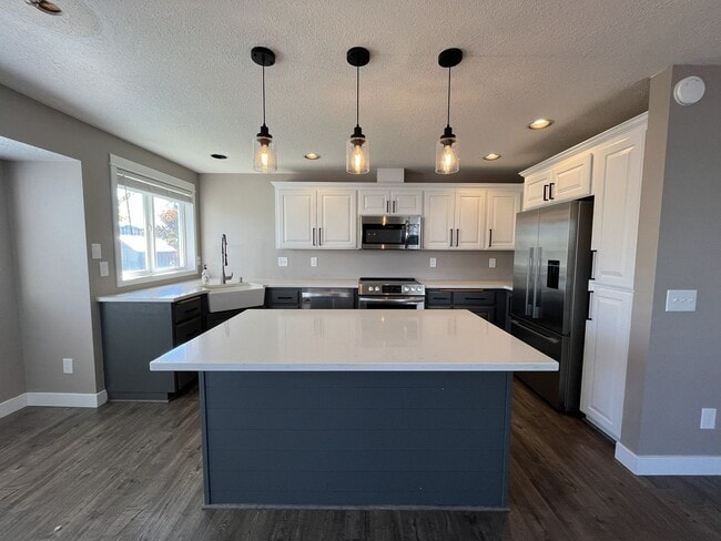Building Photo - Beautiful Single-Level 3 Bedroom Home with...