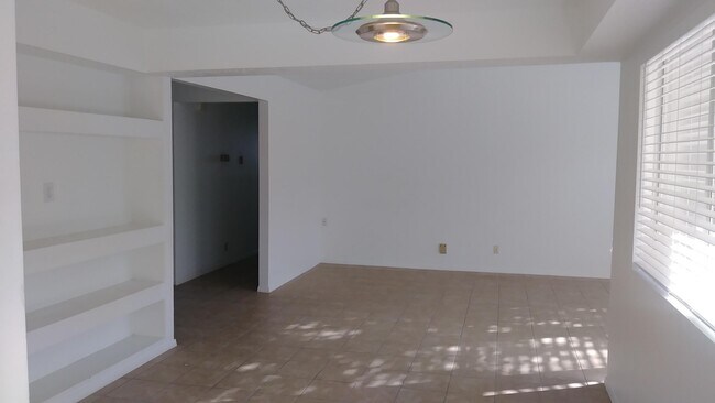 Building Photo - 2509 Twin Buttes Dr NE