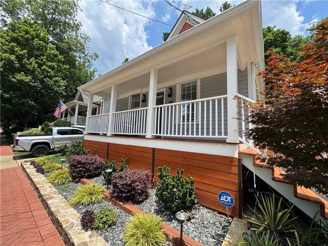 Building Photo - 140 Short St SE