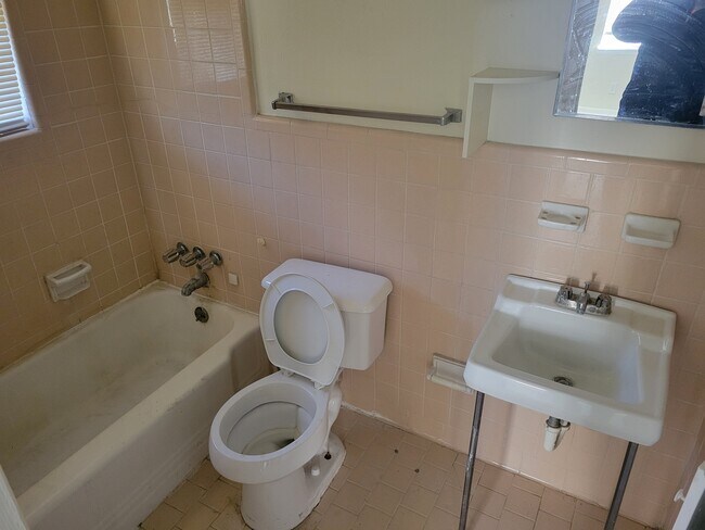 Baño - 1609 N W S Young Dr