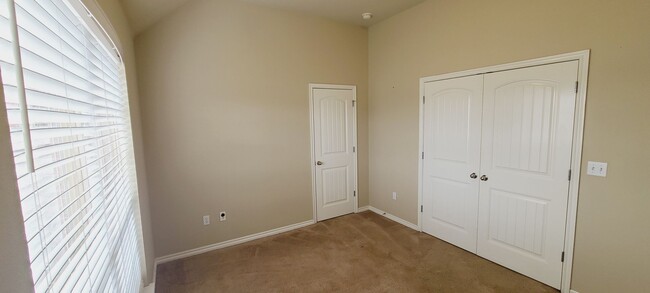 Building Photo - 3-bed + Office 2-bath Over 1800 sq ft! VER...