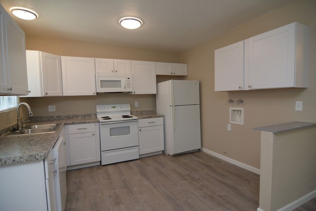 Building Photo - Recently Remodeled 2 Bedroom 1 Bath Fourpl...