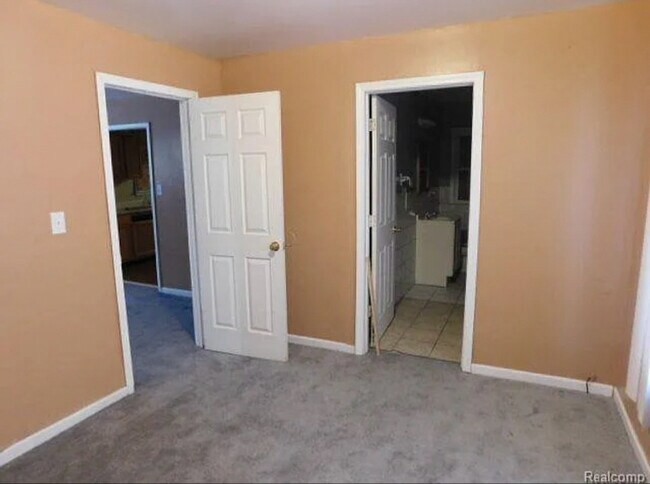 Building Photo - 14887 Sorrento Ave