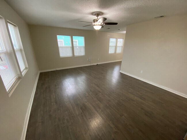 Sala de estar - 2502 Iola Ave