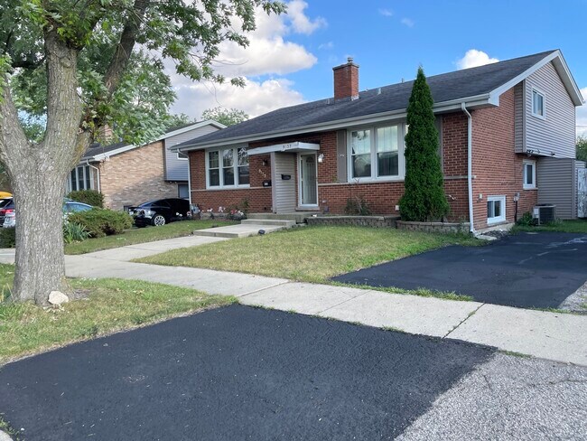 Building Photo - 9137 Barberry Ln