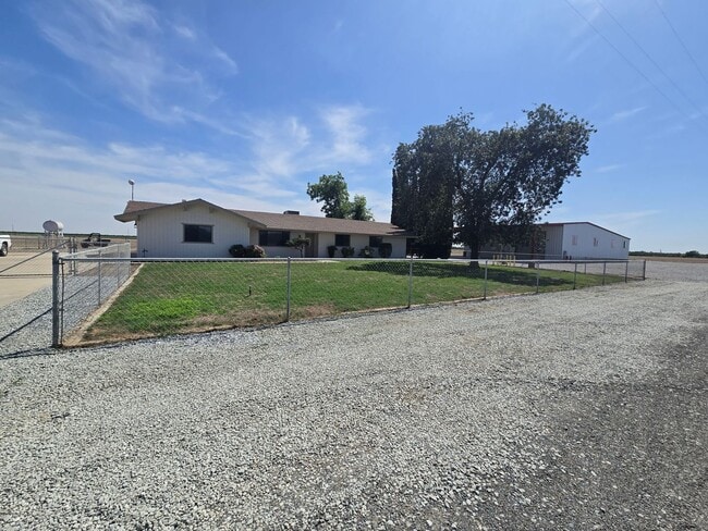 Foto del edificio - 3 BR 2 BA country home available now