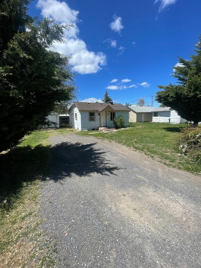 Foto del edificio - Cozy 2bdrm 1 bath house with yard and exte...