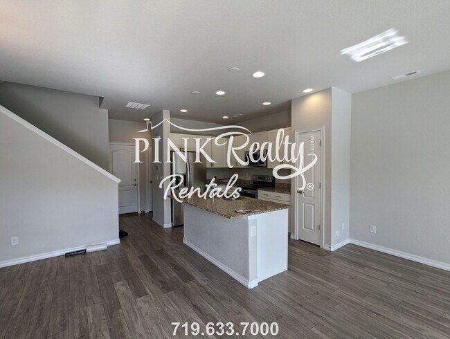 Building Photo - Newer Gold Hill Mesa Townhome