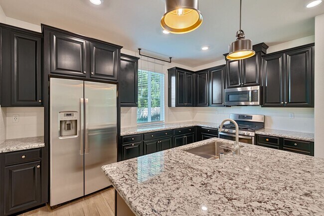 Foto del edificio - Modern 4B-Bed Home Walking Distance from P...