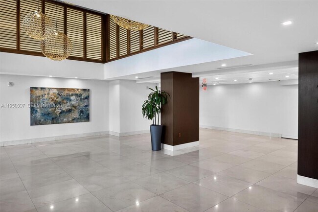 Building Photo - 540 Brickell Key Dr