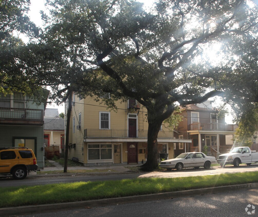 Building Photo - 3831-3833 Banks St