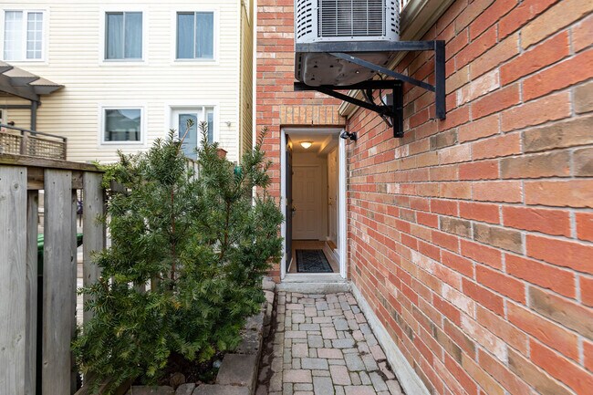 Photo du bâtiment - 16 Natalie Pl