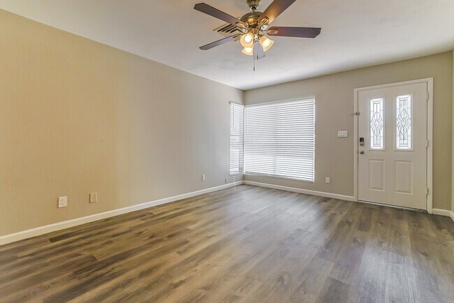 Foto del edificio - 1230 N Fraser Dr