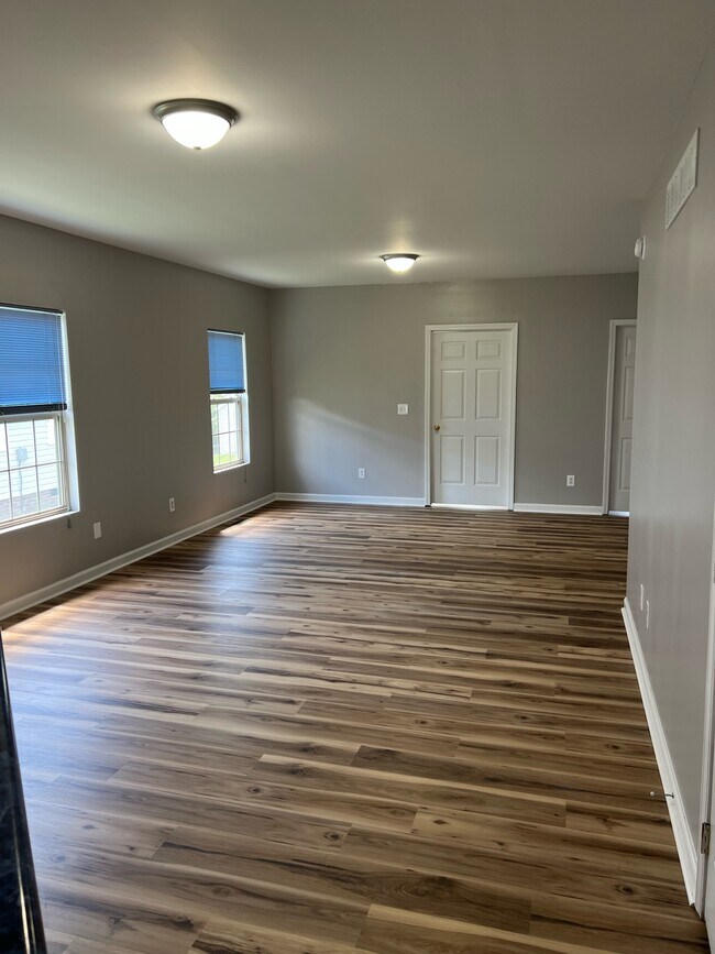 Building Photo - 100 Yorkshire Dr