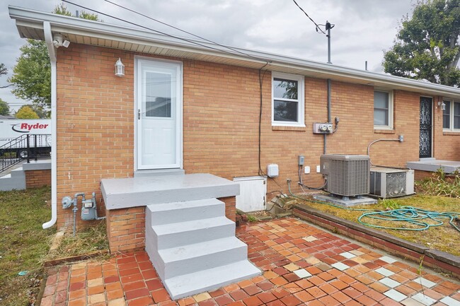 Building Photo - **NOW AVAILABLE!!** Beautiful One-Bedroom ...
