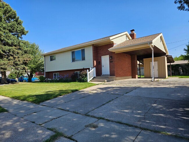 Building Photo - Spacious 4 Bed Bountiful Home | Central Location & Covered Parking
