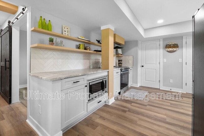 Building Photo - 610 N 10th St