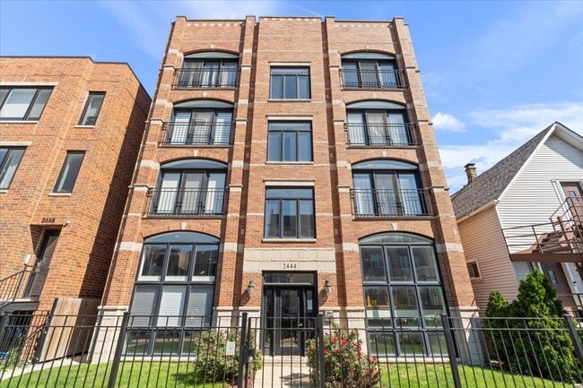 Building Photo - 2444 W Diversey Ave