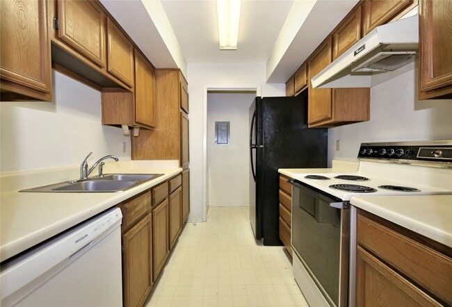 Building Photo - 2025 Augusta Dr