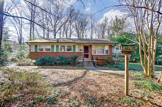 Welcome to Dream Catcher's Bungalow! You are minutes from downtown, close to Cotswold. - 5312 Unaka Ave