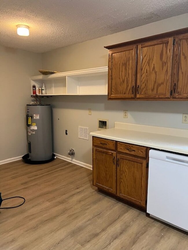 Building Photo - NEWLY REMODELED APARTMENT
