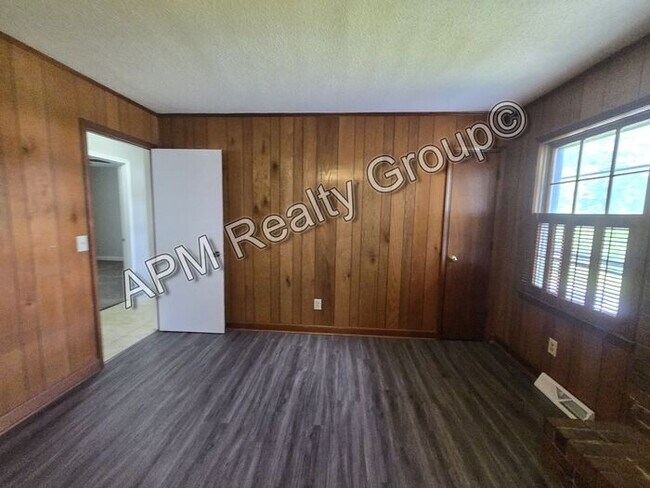 Foto del edificio - Spacious three bedroom West Columbia home