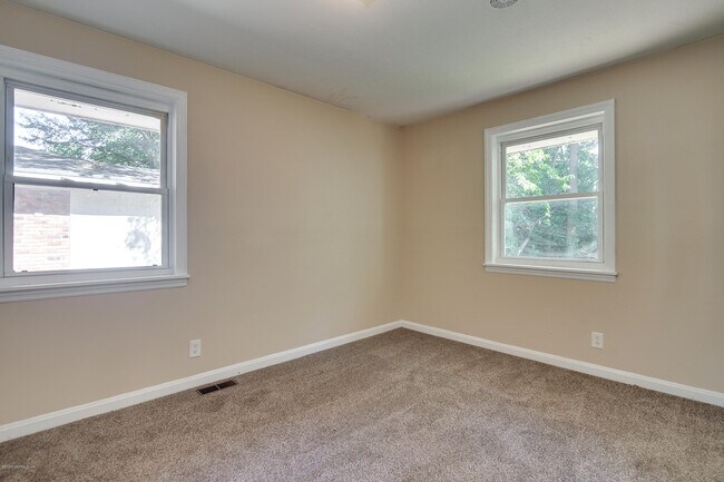 Building Photo - 2728 Barry Dr