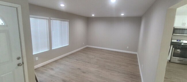 Foto del edificio - Remodeled Single Story House - Central AC - Two Car Garage