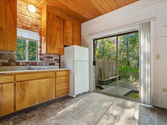 Building Photo - 1863 Bailhache Ave