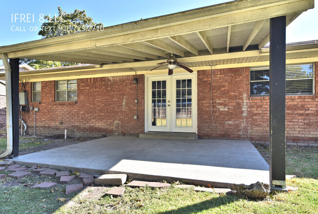 Building Photo - Cwntrally located 3 Beds and 2 bath 2 car ...