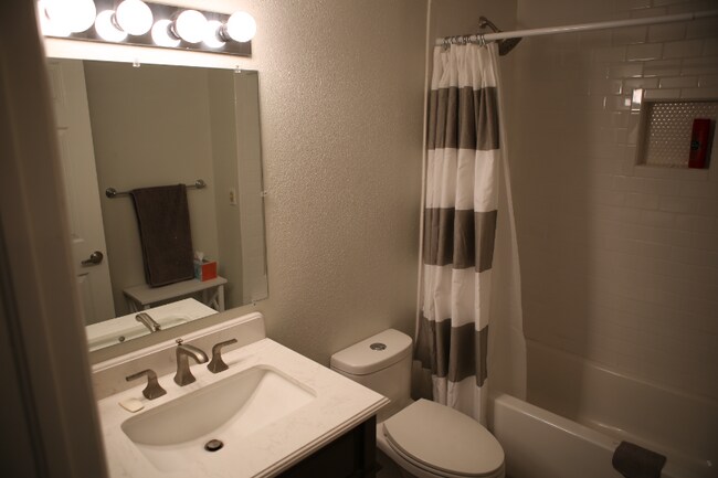 Building Photo - 611 Somerset Dr