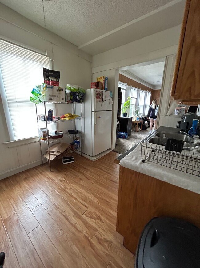 Building Photo - Three Bedroom 2 Bath Apartment Near Campus