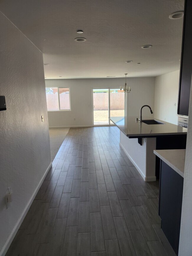Foto del edificio - 2199 W Glenn Ave