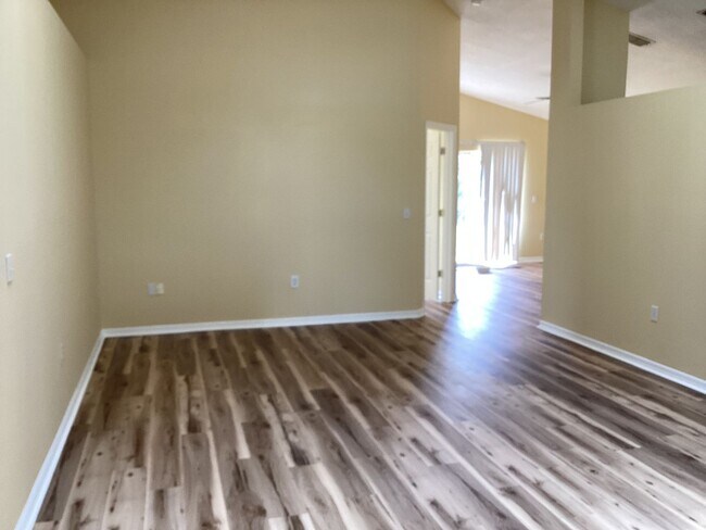 Foto del edificio - Adorable 3 bdrm/2 bath home with vaulted ceilings!!!!