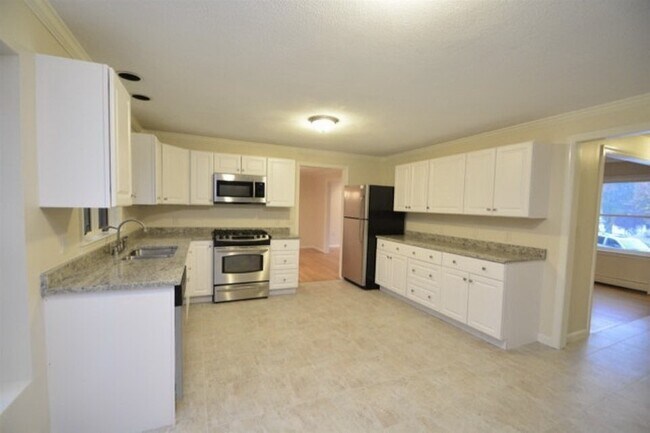 Building Photo - 12 Briarwood Ln