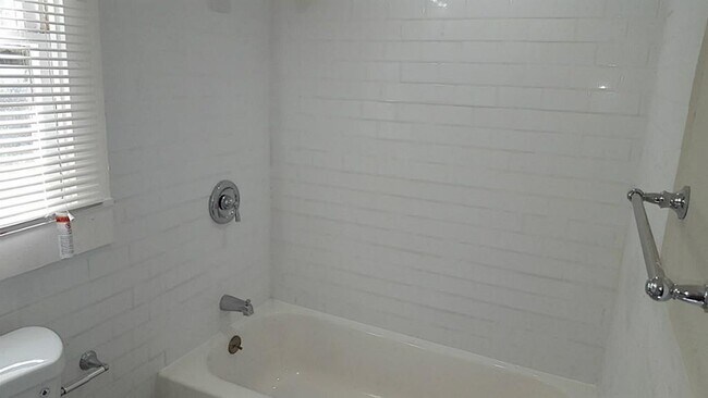 Foto del edificio - 2021 W Main St