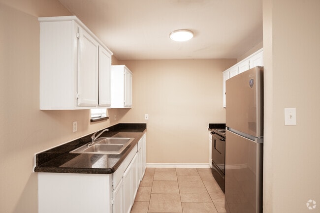 2 habitaciones, 1 baño - 625 pies cuadrados - Cocina - Valencia Apartments