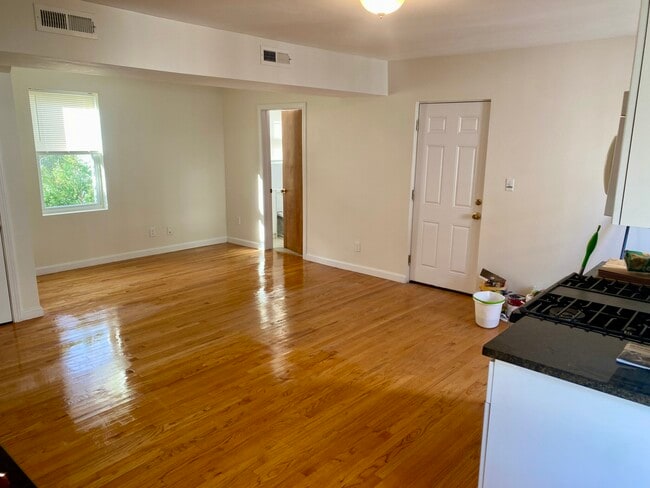 Building Photo - 123 Thorndike St