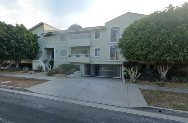 Foto del edificio - 3742 Hughes Ave