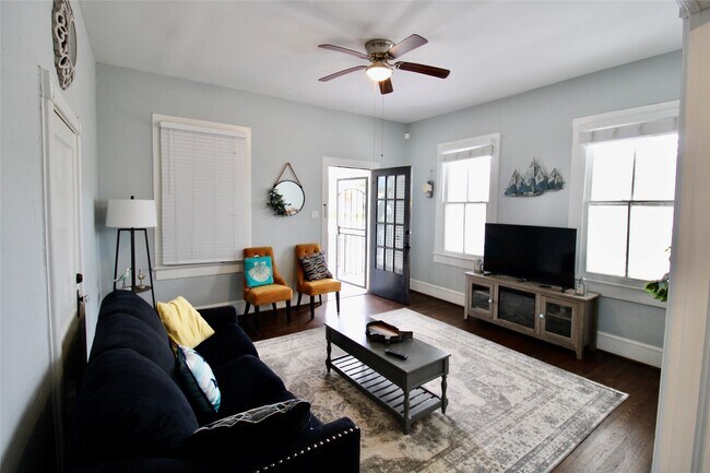 Foto del edificio - 901 Broadway Avenue J