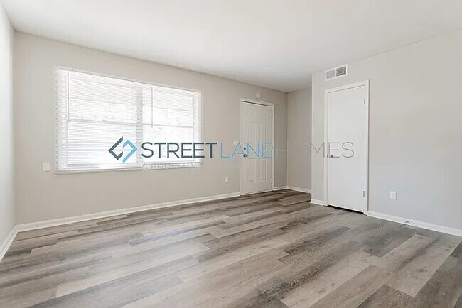 Foto del edificio - 3040 Foresthill Dr