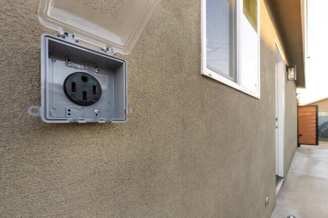 Foto del edificio - 4826 Rolando Blvd