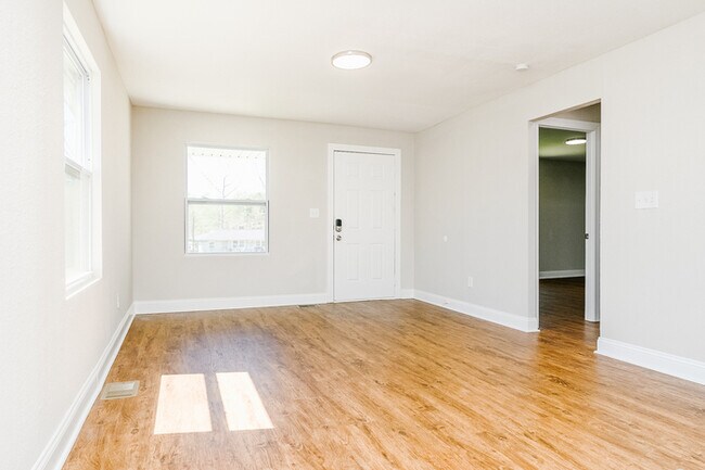 Foto del edificio - NEWLY RENOVATED 2 bedroom, 1 bathroom at G...