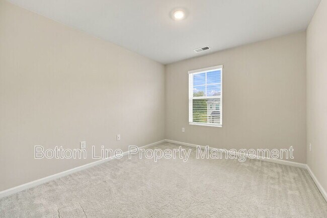 Building Photo - 5817 Woodlawn Dr