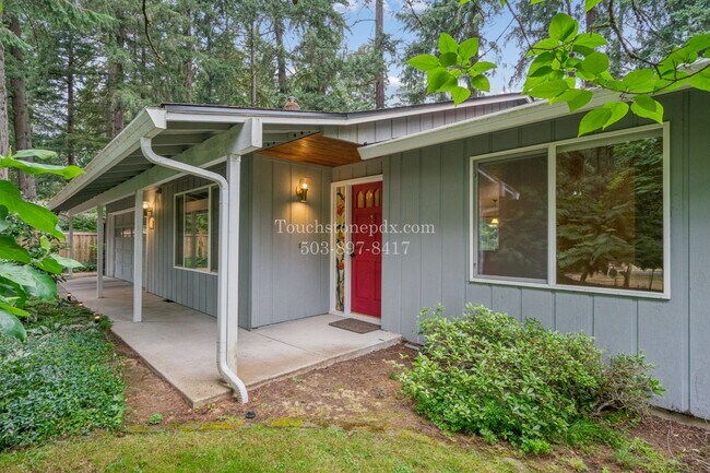 Foto del edificio - Spacious Lake Oswego 3 Bed Home with AC, Yard, and 2 Car Garage