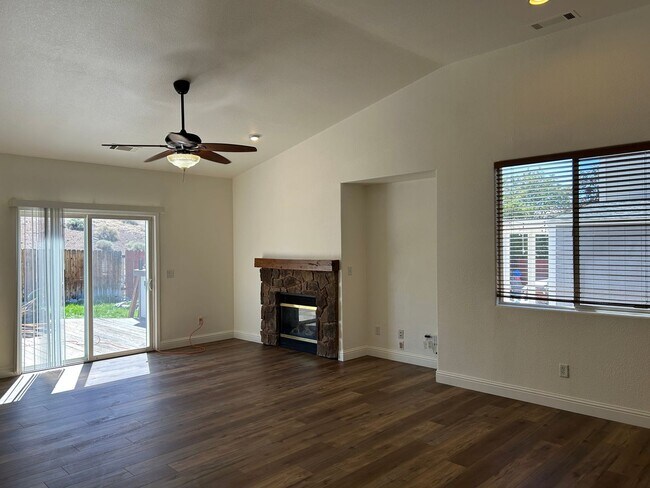 Foto del edificio - **READY FOR MOVE IN** Single Story Home in...