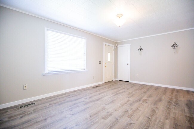 Building Photo - 2 Bedroom 1 Bath SE Salem Home ** Large Fenced In Yard