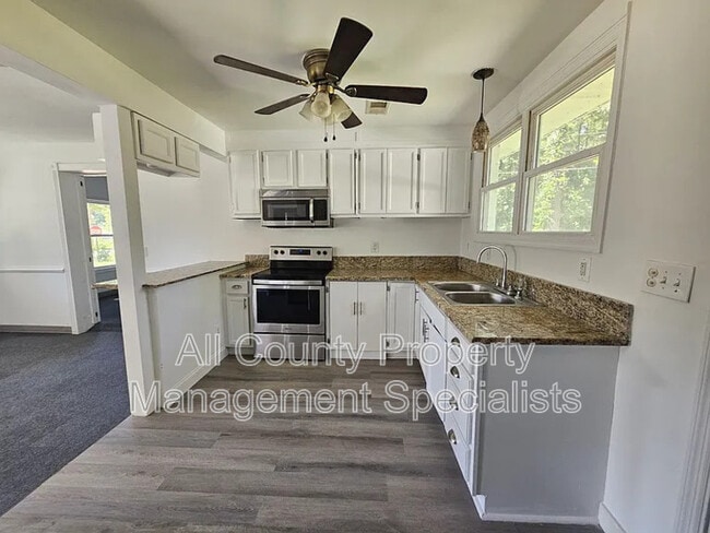 Building Photo - 1301 Pineview Dr