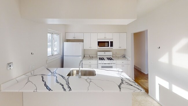 Building Photo - 308 Skydale Dr